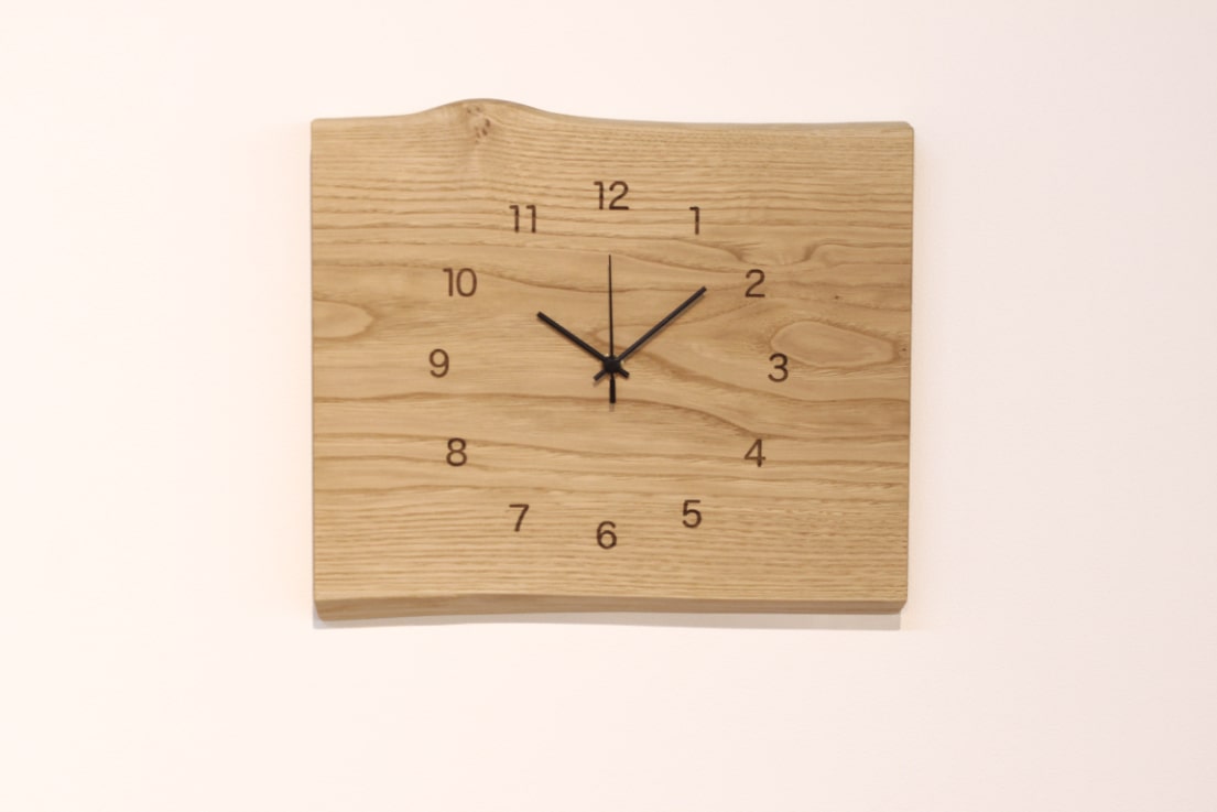 飛騨の天然木の掛け時計（横型）の商品画像です。