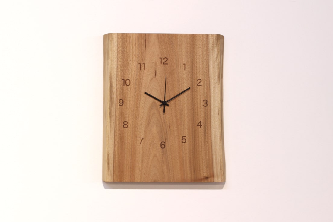 飛騨の天然木の掛け時計（縦型）の商品画像です。